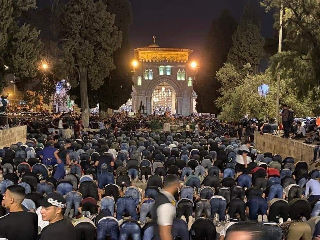 Kawasan Masjid al-Aqsa dipenuhi penduduk Palestin untuk menunaikan solat. - Gambar Twitter Aya Isleem