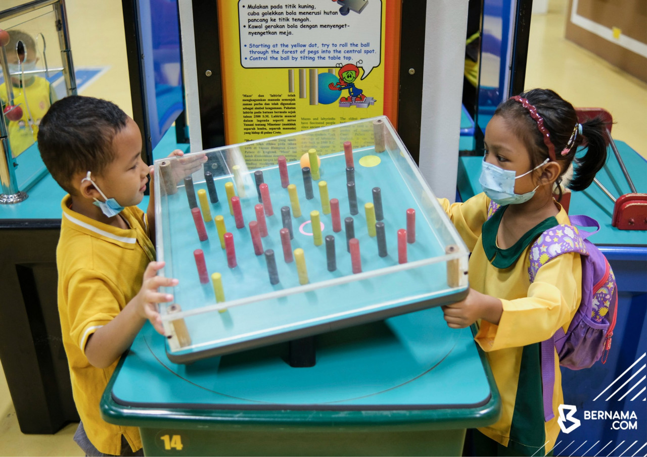 Pameran Dunia Galaksi dilengkapi dengan persekitaran berinteraktif, bahan dan teks saintifik serta maklumat berbentuk grafik - Gambar Bernama