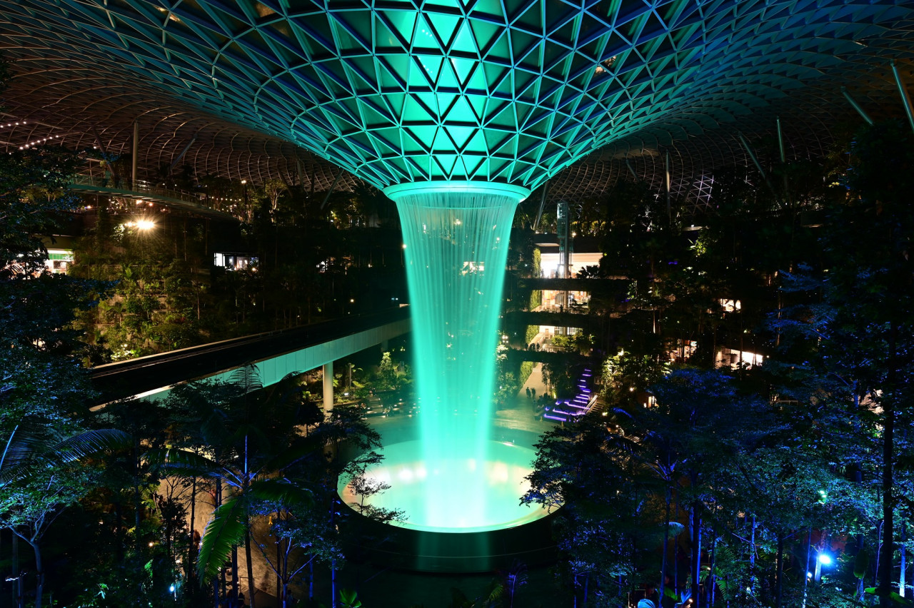 Pancuran air Rain Vortex di Jewel Changi Airport - Gambar dari Facebook CNB Drug Free SG