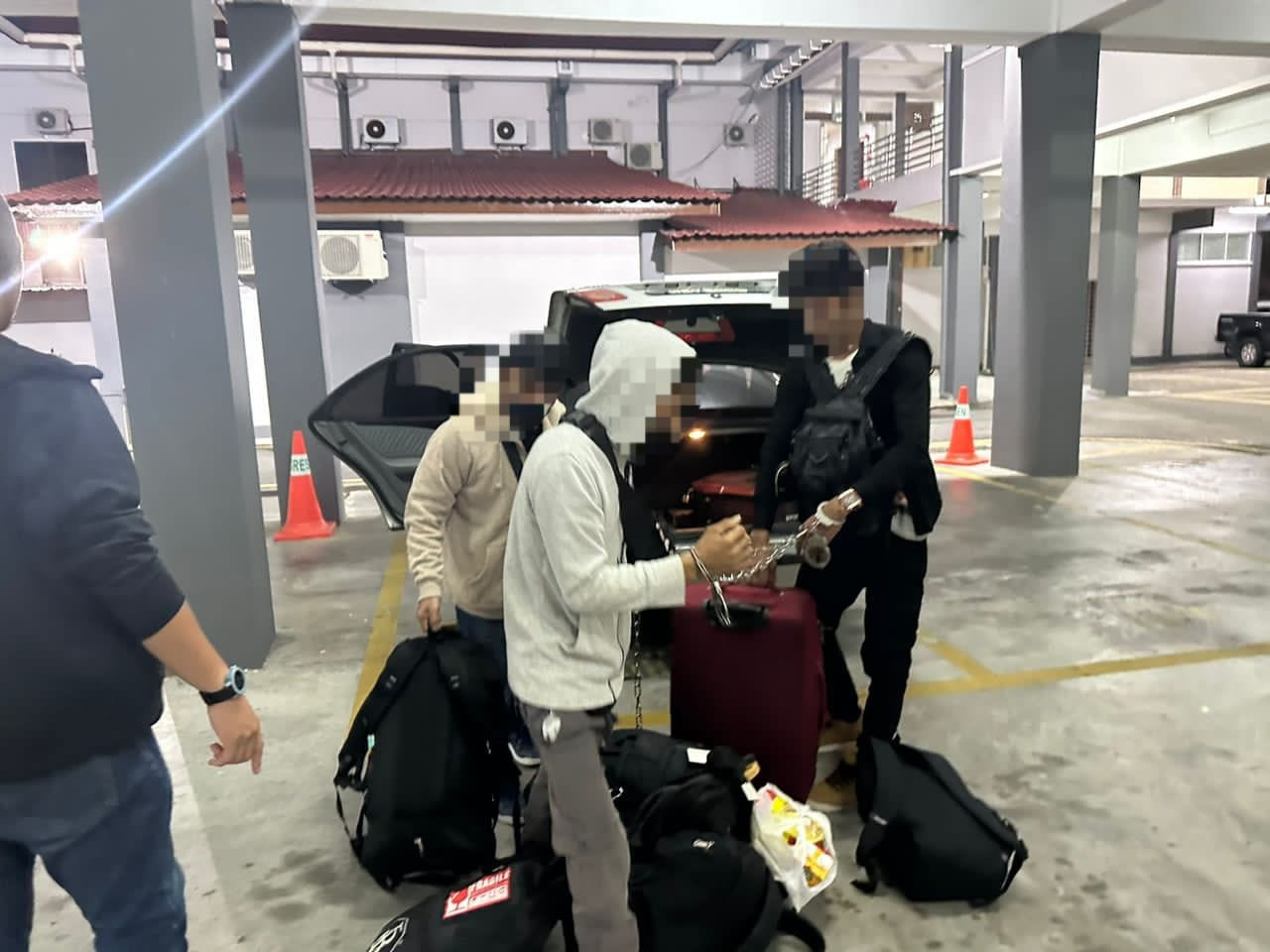 Imigresen turut menahan tiga lelaki tempatan yang disyaki berperanan sebagai transporter bagi sindiket terbabit.