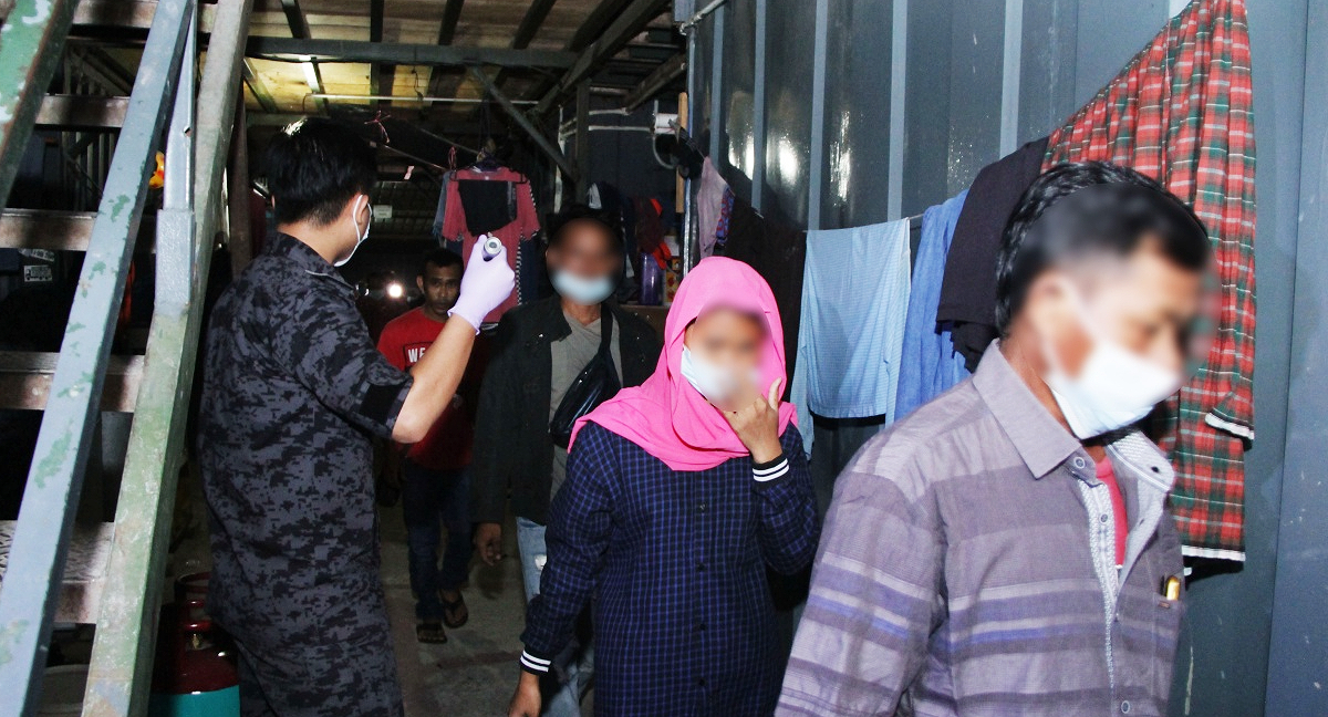 Sebahagian daripada PATI yang ditahan dalam OP Jabatan Imigresen awal pagi tadi. - Gambar dari Facebook JIM