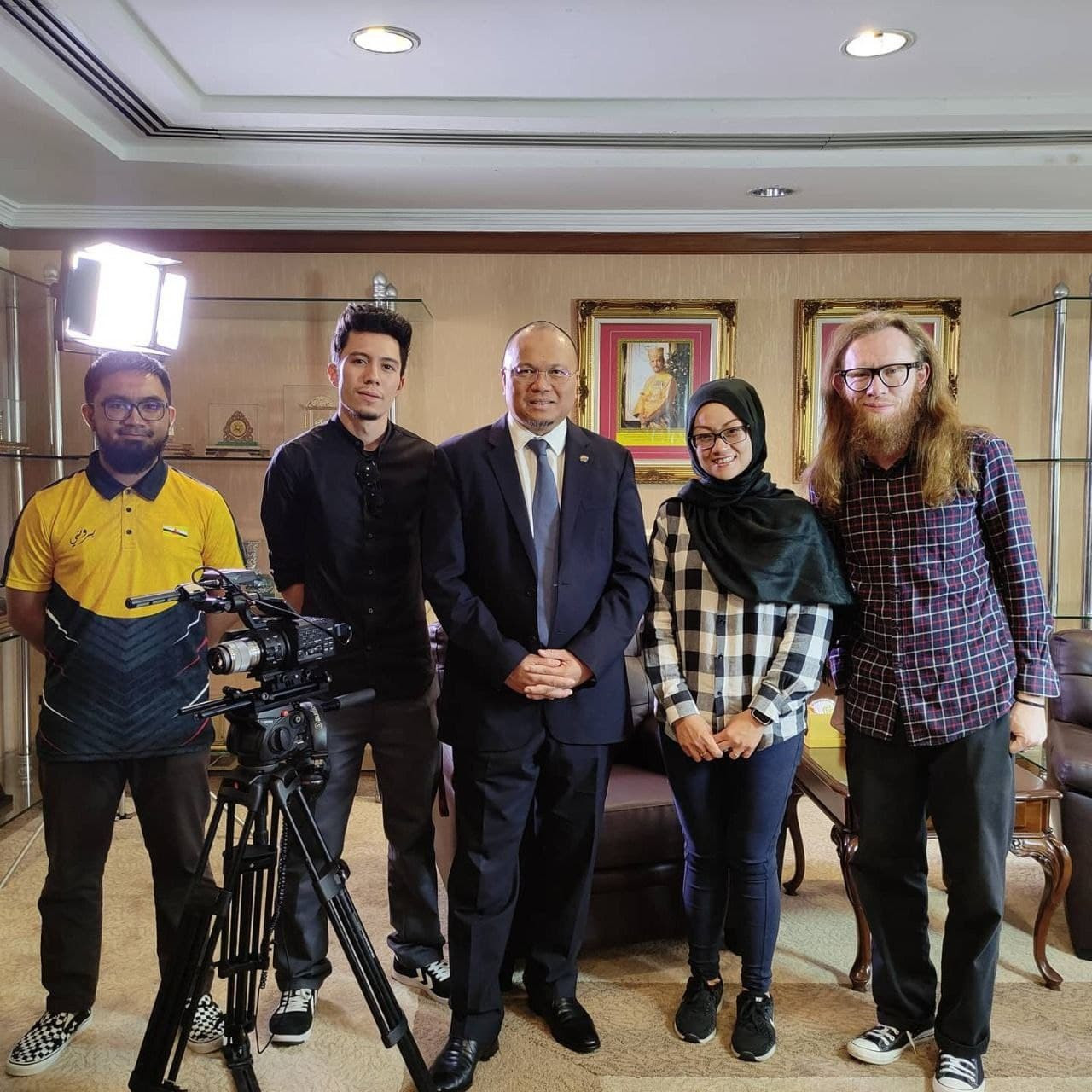 Imelda bersama suami dan kru semasa membuat penggambaran bersama Menteri Kesihatan Brunei