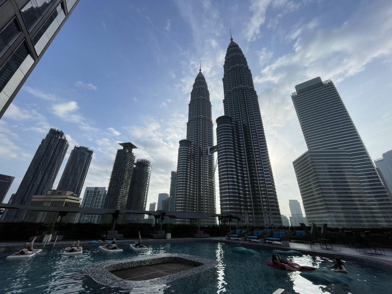 Bila lagi hendak merasa berenang pagi dengan pemandangan seperti ini? - Gambar oleh Ili Farhana