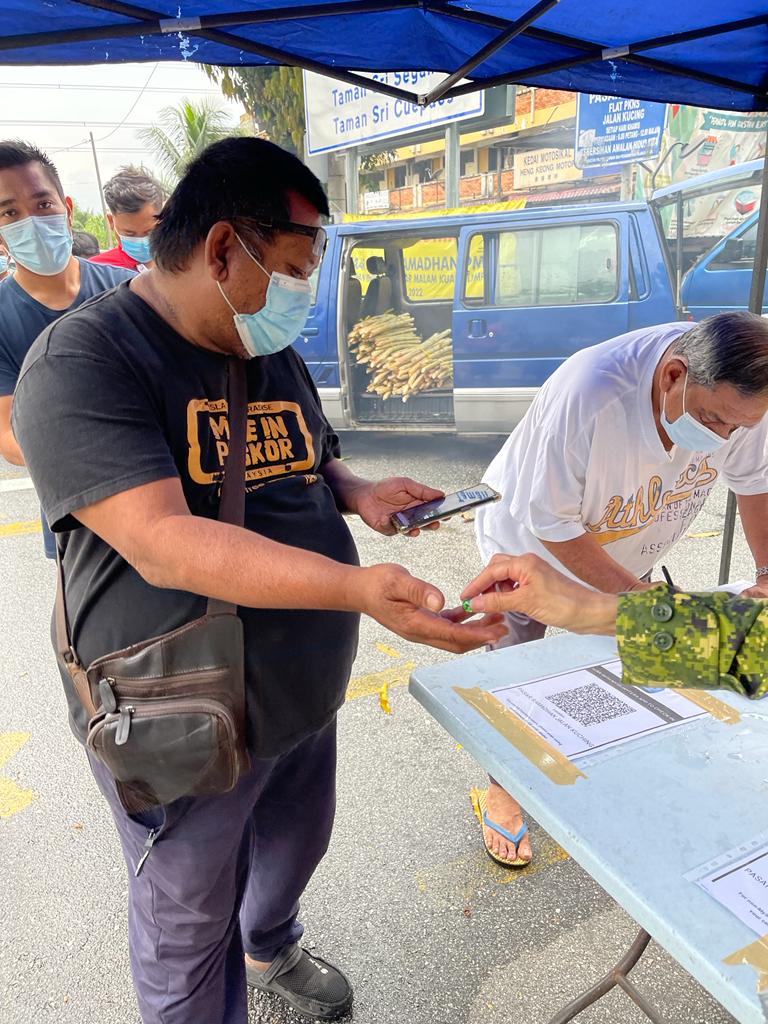 Bazar Ramadan Jalan Kuching, Kuala Lumpur menggunakan guli sebagai menggantikan nombor giliran.