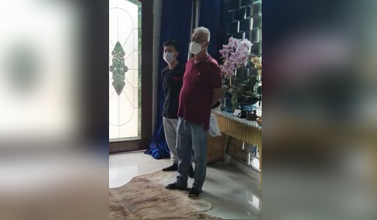 Pembida (berbaju merah) pada acara lelongan aset Sajat.