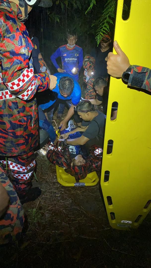Salah seorang daripada pendaki berkenaan mengalami kecederaan dan terpaksa dibawa turun menggunakan pengusung.