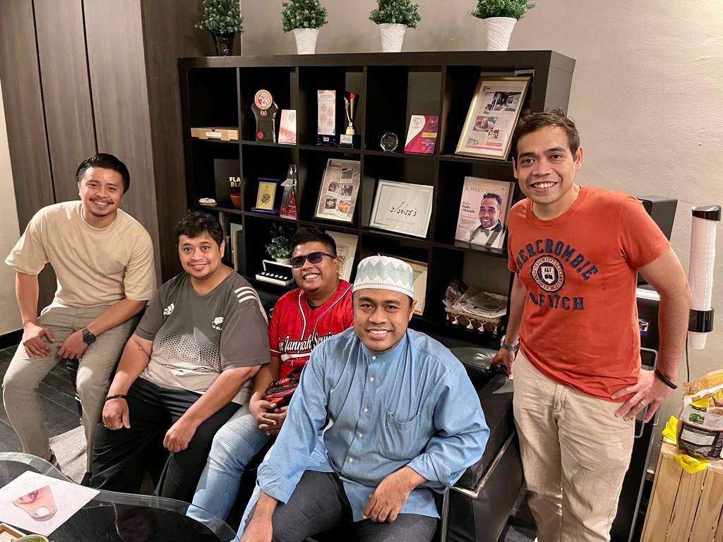 Sheikh Mubarak Basharahil dan pasukan pengurusan ABI Singapura
