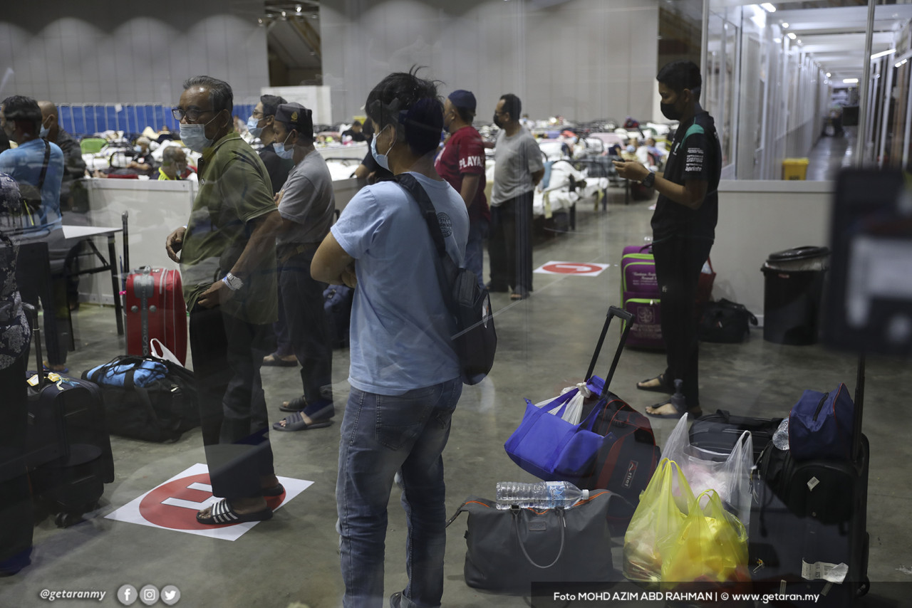 Pesakit COVID-19 kategori 3 yang baru tiba di PKRC, di Maeps Serdang. 