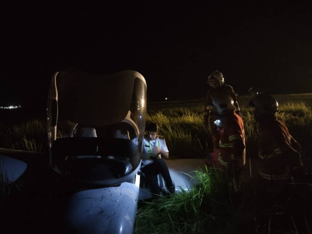 Anggota bomba bersama pegawai penerbangan memeriksa pesawat latihan komersial yang tergelincir dari landasan di LTAL, malam ini.