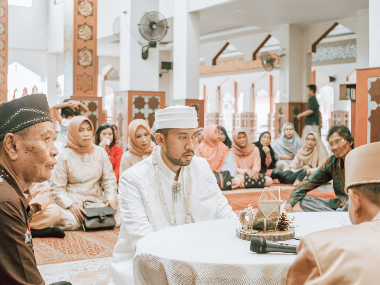 Jangan lupa ambil kira jenis majlis dan lokasi acara ketika memilih pakaian - Gambar Hiasan Pexels