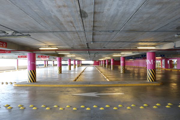Tempat letak kereta yang cerah dan selamat membantu, terutamanya buat mereka yang bercuti secara solo - Gambar hiasan Pexels