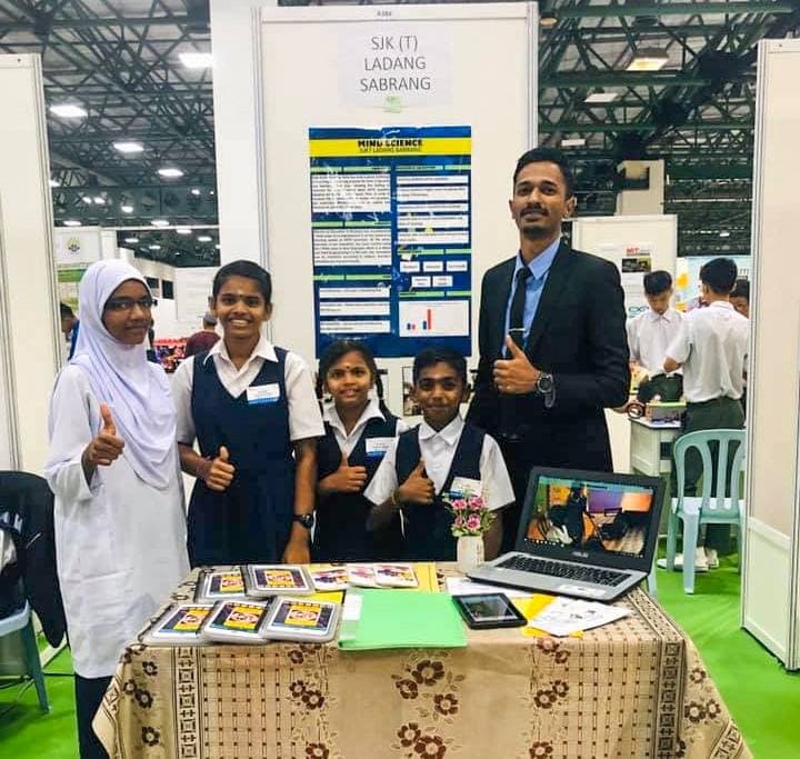 Chelva Letchmanan bersama murid-muridnya sebelum PdPR dilaksanakan
