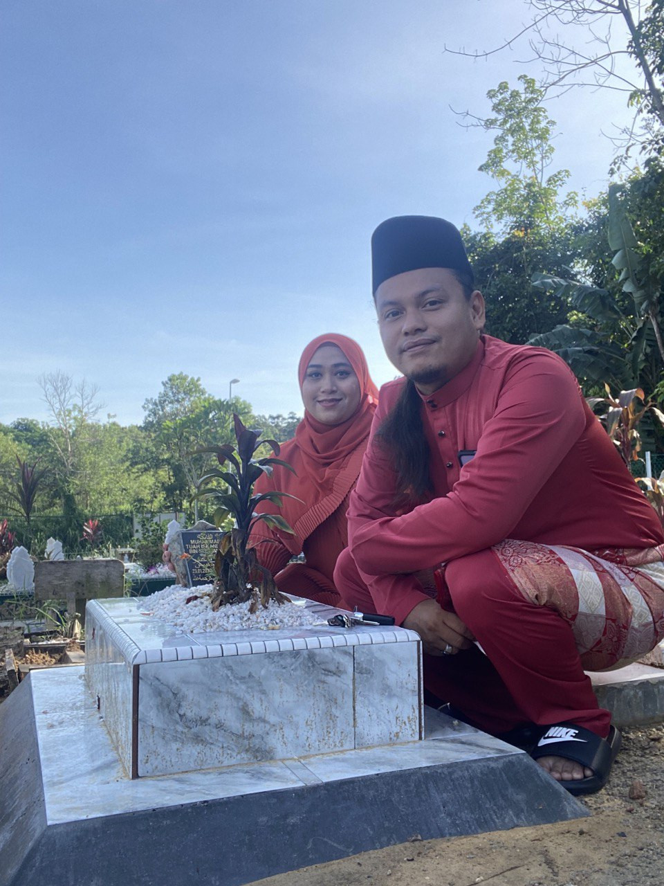 Amirah dan Sulaiman menziarahi pusara Muhammad Tuah Iskandar pada pagi Hari Raya Aidilfitri lalu.