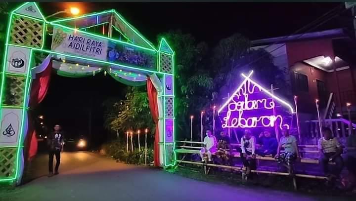 Pintu gerbang Kampung Pasir Putih mendapat tempat kedua.