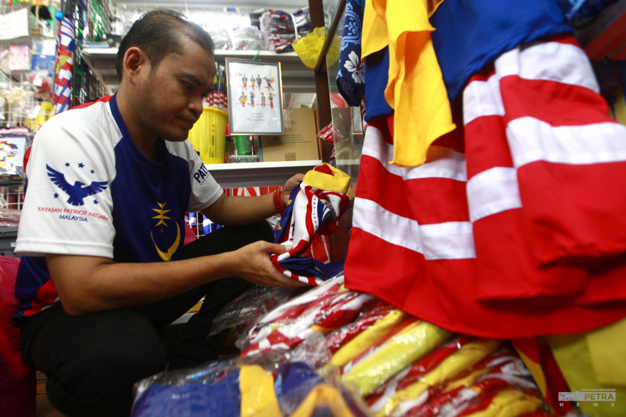Khairulnizam Rahim menjual pelbagai aksesori bertemakan kemerdekaan sesuai untuk semua peringkat umur. gambar Azlan Hadi Abu Bakar