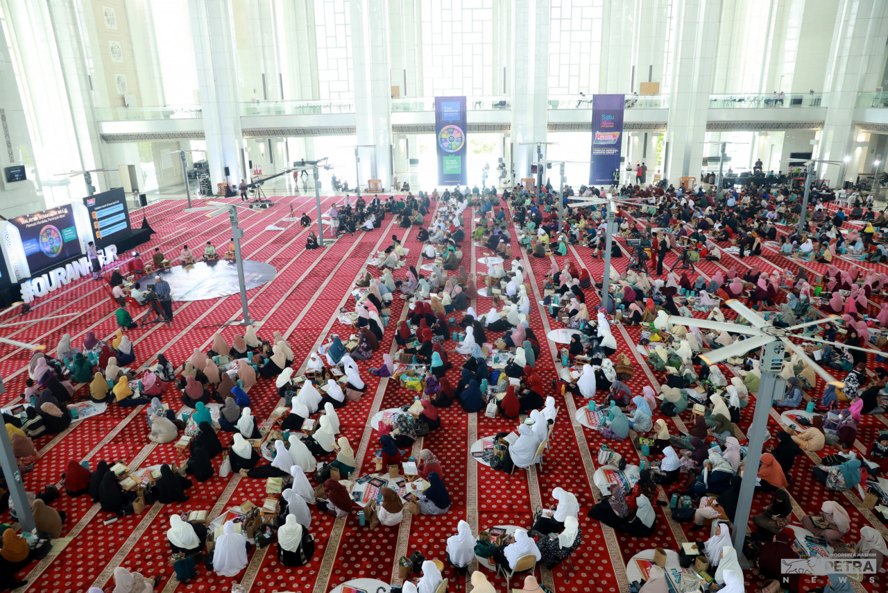 Orang ramai memenuhi ruang solat utama Masjid Tuanku Mizan Zainal Abidin di Putrajaya sempena program Malaysia #Quran Hour hari ini.