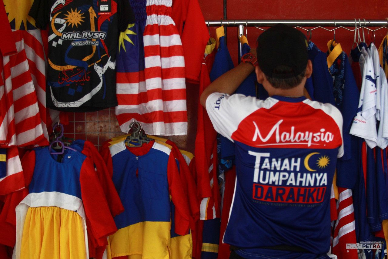 Pelbagai aksesori dan baju bertemakan kemerdekaan dijual di kedai milik Khairulnizam Rahim. gambar Azlan Hadi Abu Bakar