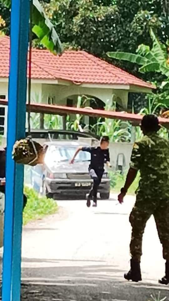 Seorang anggota polis mengejar sebuah kereta yang melarikan diri selepas merempuh SJR PKPD Kampung Talak, Chabang Empat, Tumpat.