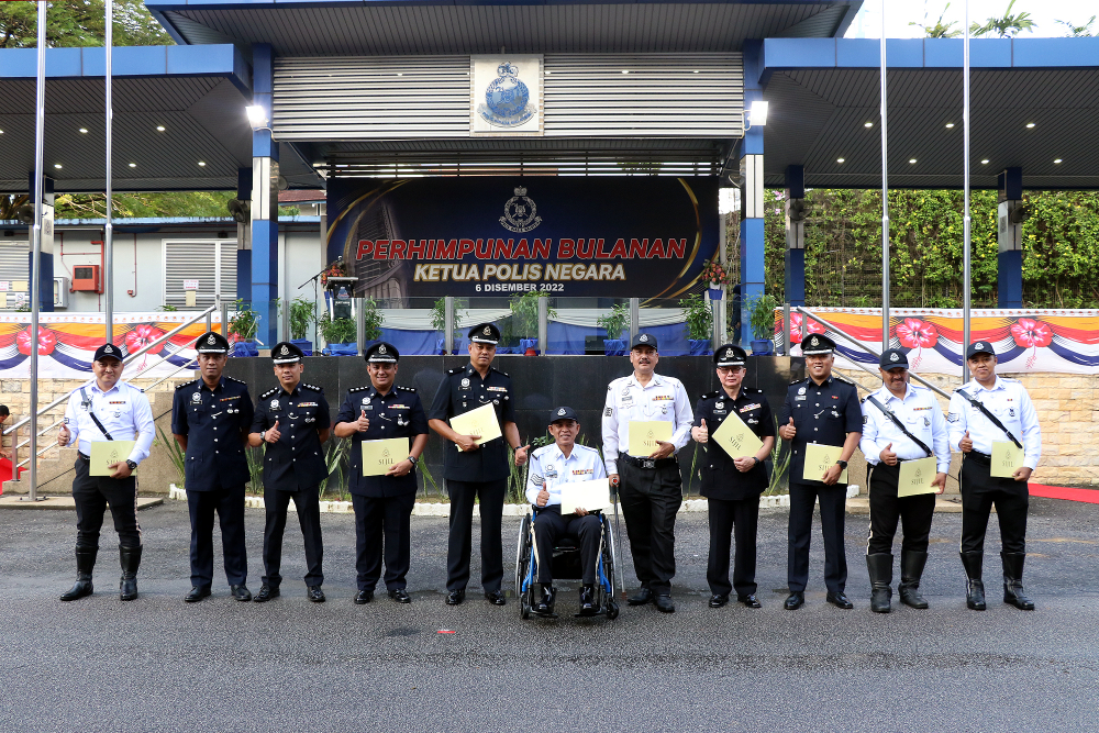 Penerima penghargaan pada Perhimpunan Bulanan PDRM.