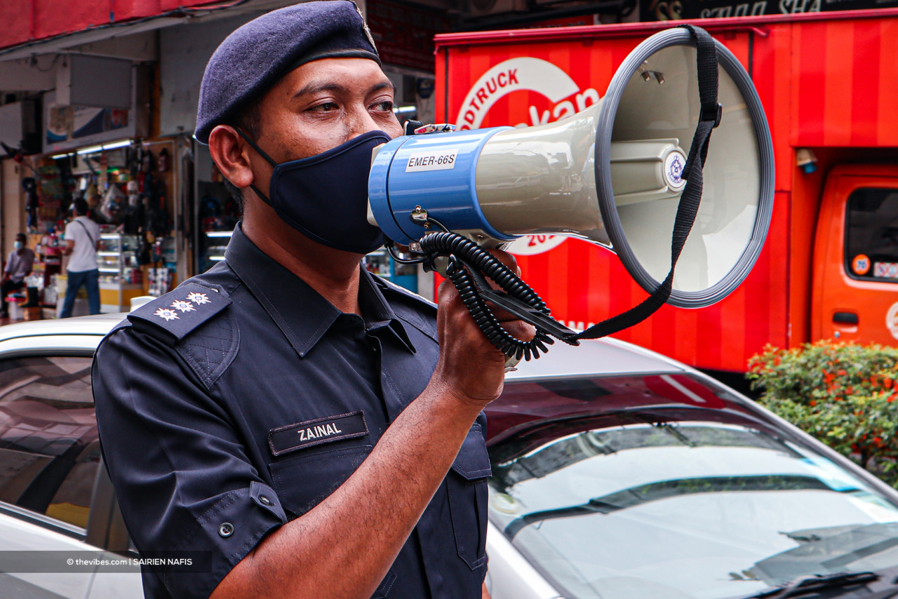 Ahmad Zainal melakukan hebahan bagi meminta orang ramai mematuhi SOP dalam pemeriksaan yang dijalankan di Jalan Silang, Kuala Lumpur.
