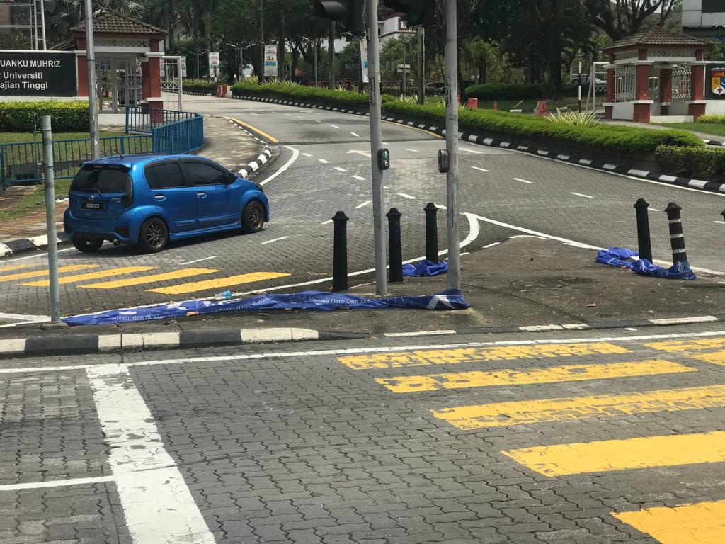 Penduduk setempat mahu bahan-bahan kempen ini dibersihkan segera apatah lagi PRU-15 sudah berakhir.