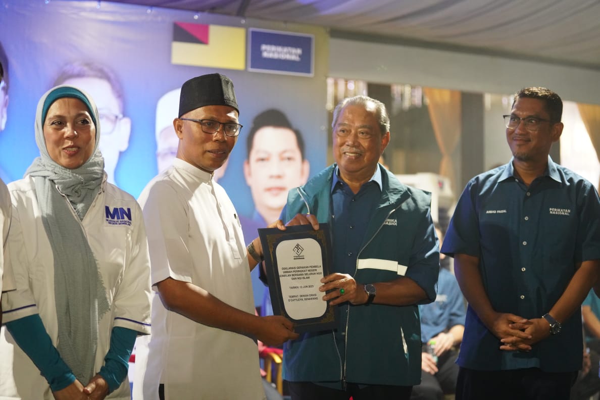 Dayangku Intan (kiri) turut menyertai PAS dan menyerahkan borang kepada Muhyiddin yang juga pengerusi PN, malam tadi. - Gambar dari Facebook Muhyiddin Yassin