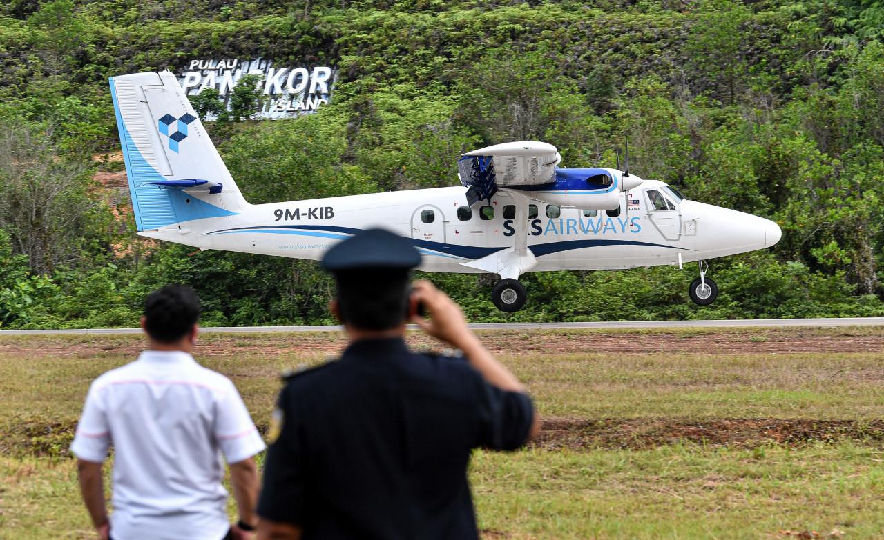 Penerbangan sulung pesawat SKS Airways KI 6357 selamat mendarat di Lapangan Terbang Pangkor semalam.