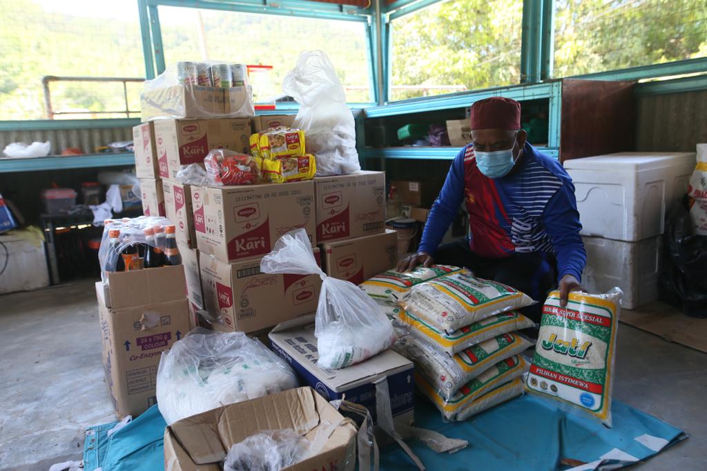 Maarop mengambil inisiatif mengerakkan projek gerobok rezeki bagi membantu penduduk yang terkesan kerana pandemik dengan menyediakan barang makanan asas.
