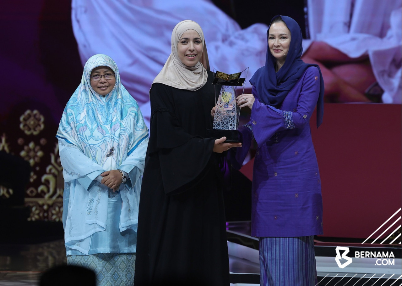 Raja Permaisuri Perak, Tuanku Zara Salim berkenan mengurniakan hadiah kepada johan Tilawah Al-Quran wanita Sara Belmamoun dari Morocco pada Majlis Perasmian Penutupan Tilawah dan Menghafaz Al-Quran Peringkat Antarabangsa (MTHQA) ke-63 di Pusat Dagangan Dunia Kuala Lumpur (WTCKL) malam tadi. gambar BERNAMA