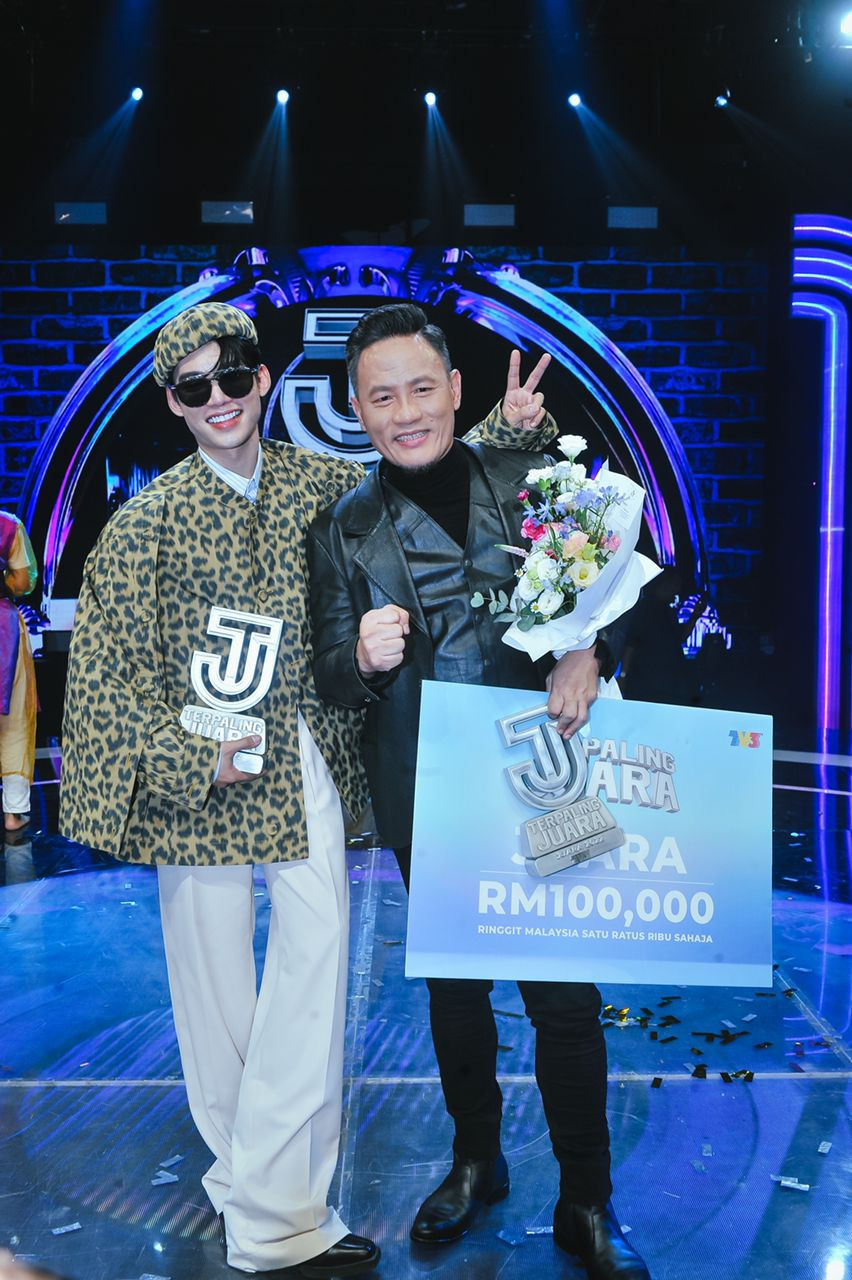 Kemenangan itu melayakkan Rahmad (kanan) membawa pulang trofi serta wang tunai berjumlah RM100,000.