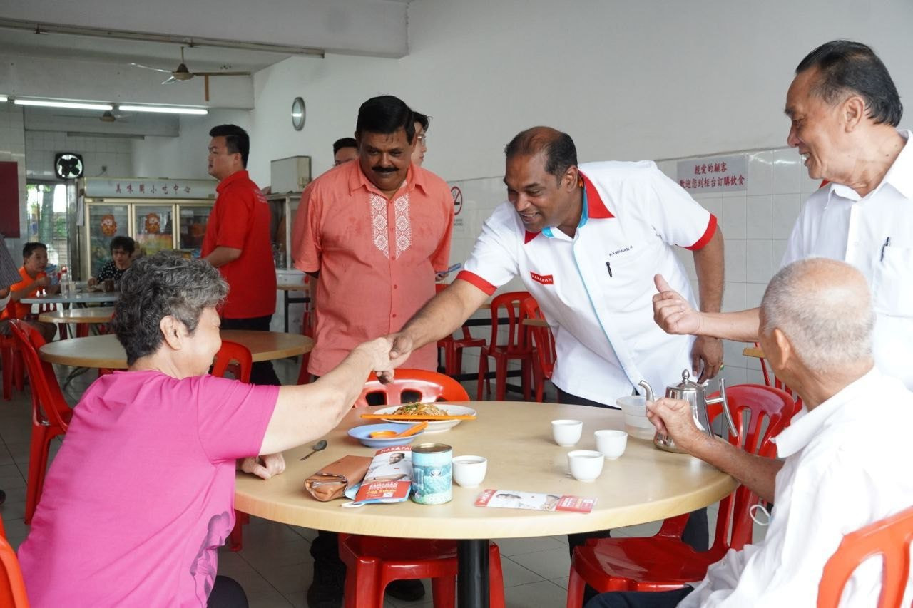 Ramanan menyantuni penduduk ketika mengadakan kempen di Pekan Subang. - Gambar dari Facebook Ramanan Ramakrishnan DR