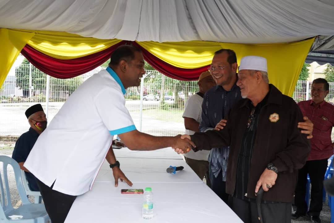 Ramanan bertemu penduduk ketika mengadakan kempen di kawasan Parlimen Sungai Buloh. - Gambar dari Facebook