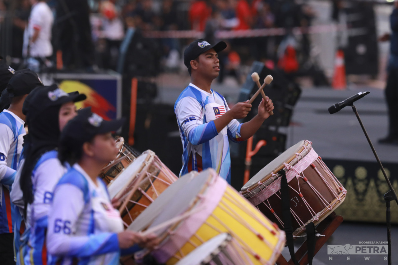 Pasukan rebana mengiringi persembahan di Dataran Putrajaya hari ini.