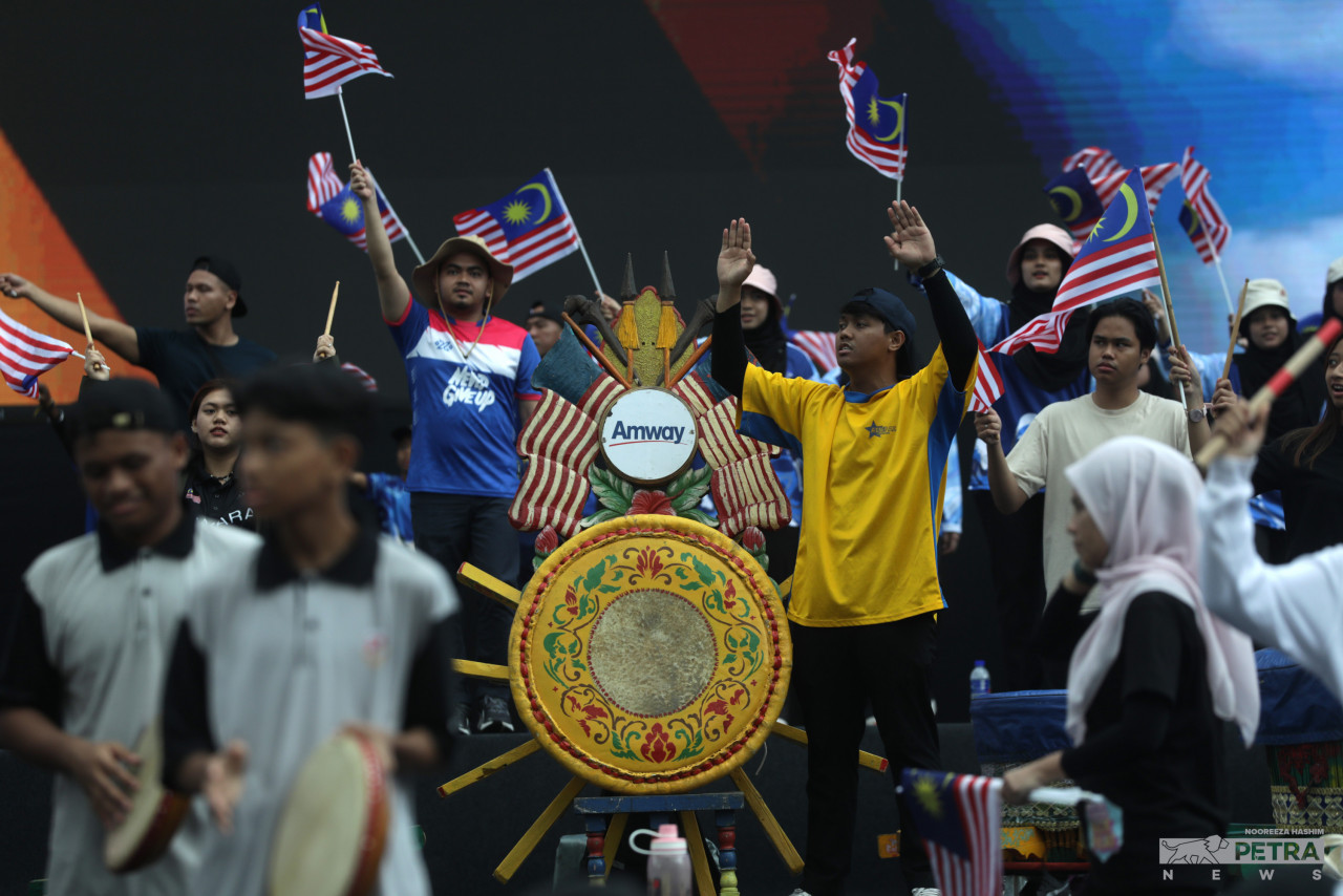 Sebahagian kontinjen yang memeriahkan raptai Hari Kebangsaan Ke-66 di Dataran Putrajaya hari ini. gambar Nooreeza Hashim