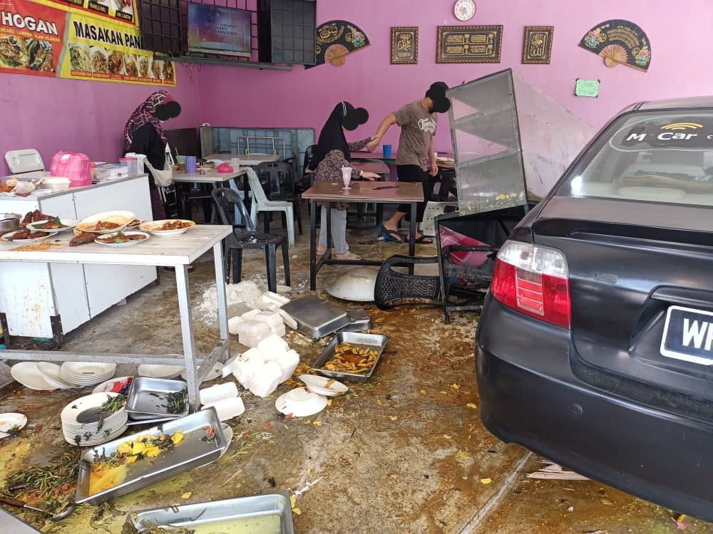 Seorang pelanggan wanita yang sedang mengambil makanan cedera selepas sebuah kereta merempuh sebuah kedai makan di Batu 13 Hulu Langat, semalam.