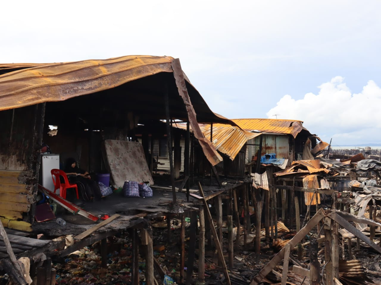 Keadaan salah sebuah rumah yang terlibat dalam kebakaran di Kampung Kurnia Jaya, Batu 4, Jalan Apas, semalam.