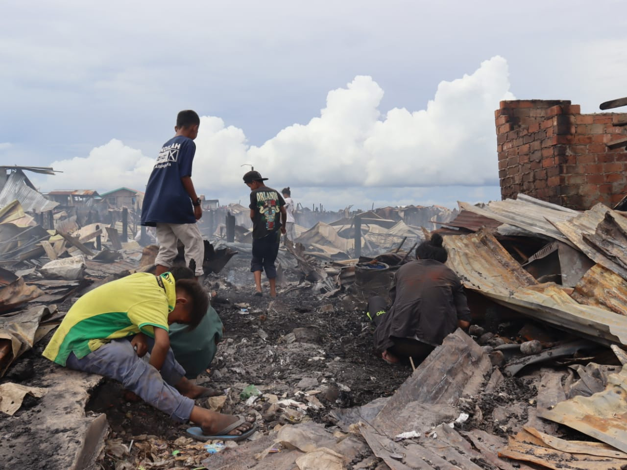 Kanak-kanak ini mencari barang-barang yang mungkin masih boleh diselamatkan selepas lebih 700 kediaman musnah dalam kebakaran di Kampung Kurnia Jaya, Batu 4, Jalan Apas, semalam.