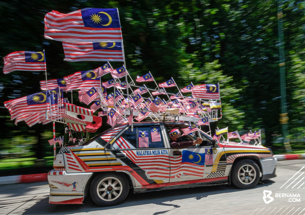 Tazar Alang Ibrahim seronok melihat kemeriahan warna Jalur Gemilang pada rekaannya - Gambar Bernama