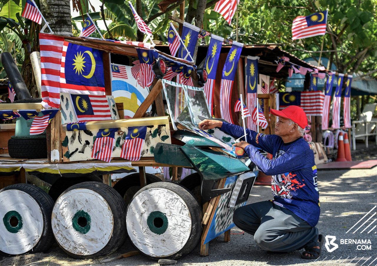 Tahun ini, Tazar Alang Ibrahim hasilkan replika kereta kebal, meriam dan helikopter dengan menggunakan modal sendiri dan beberapa bahan terbuang seperti tayar lama, plastik dan besi - Gambar Bernama