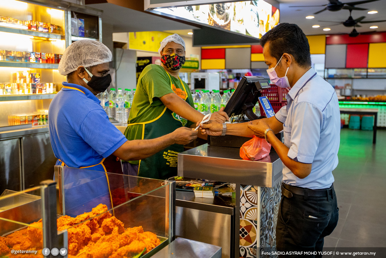 Peraturan baru yang membenarkan restoran dan kedai makan beroperasi ternyata memberikan kelegaan kepada pelanggan untuk mendapatkan makanan pada waktu pagi, tanpa perlu menunggu restoran dibuka pada pukul 8 pagi seperti sebelum ini.