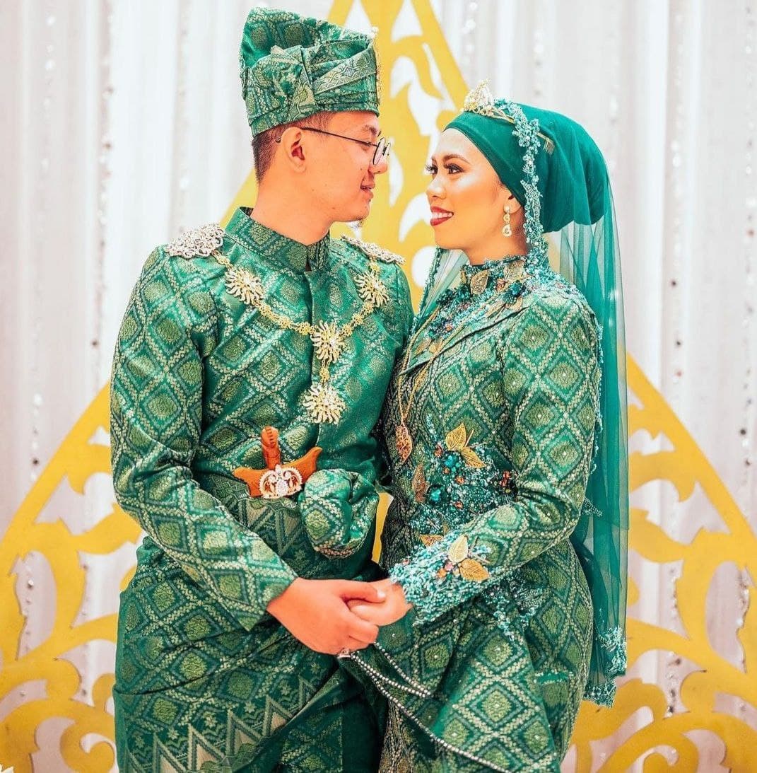 Antara artis terkenal Brunei, Dila Junaidi yang menggayakan kain songket busana pengantin Reyn HM