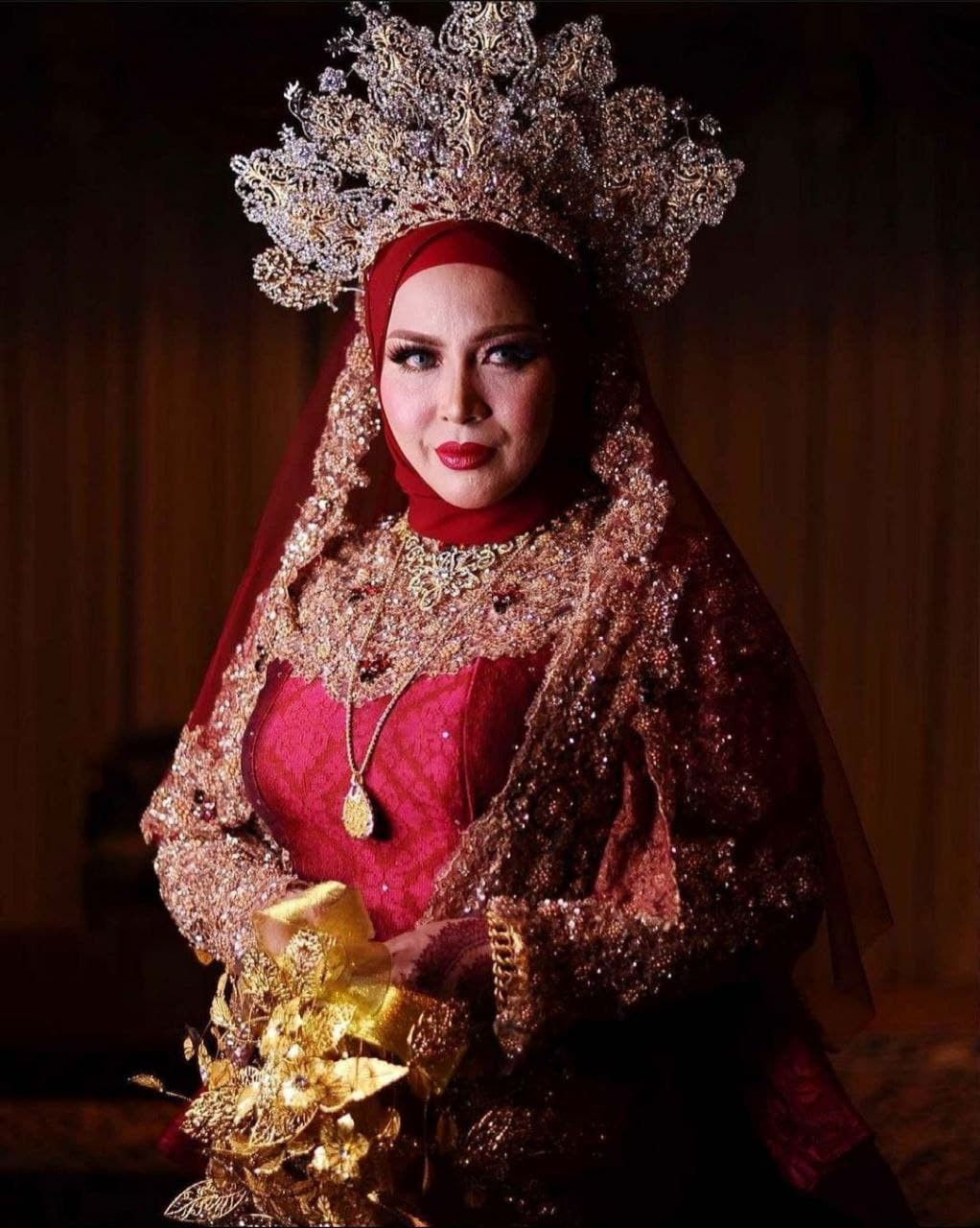 Antara baju pengantin yang direka oleh Reyn HM