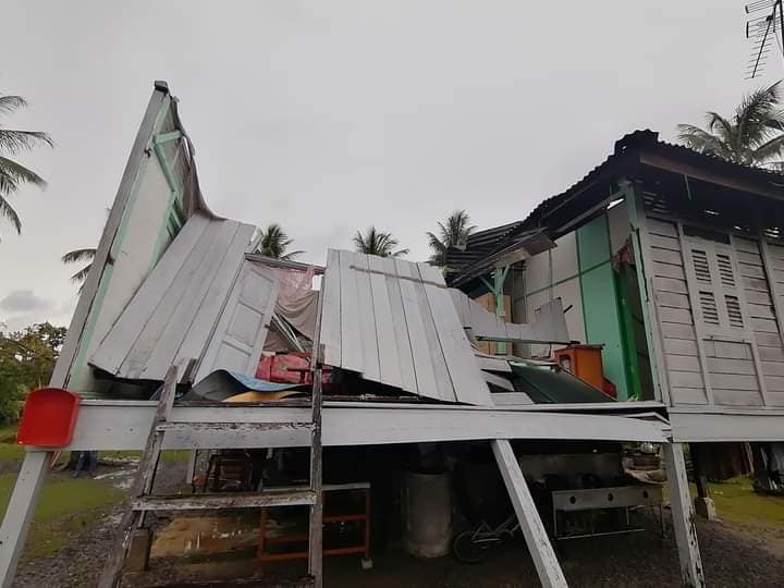 Keadaan sebuah rumah yang mengalami kerosakan akibat ribut pagi tadi. - Gambar dari Facebook DrMohd Anuar Dongga