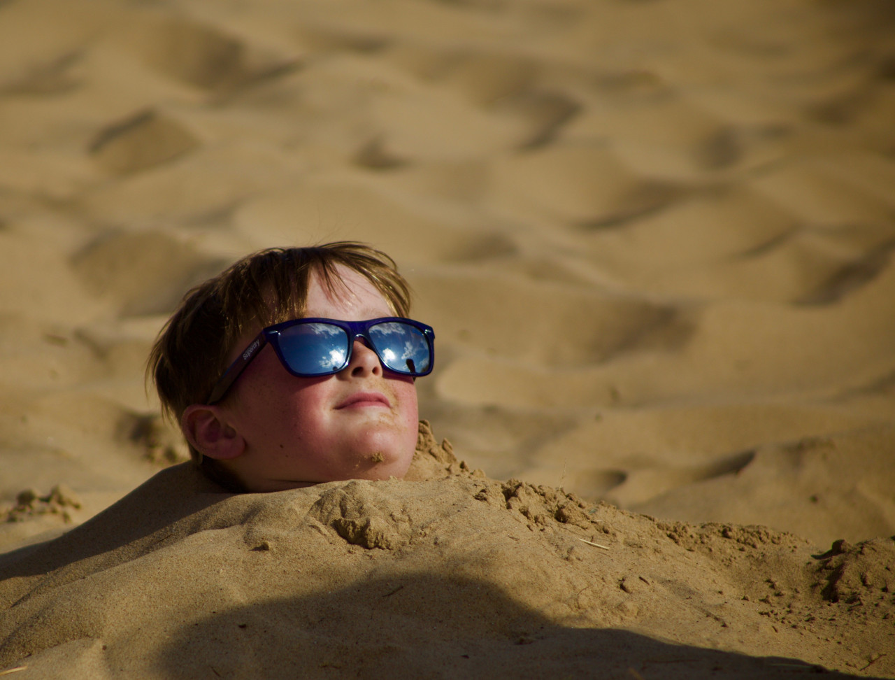 Hindari kaca mata yang lutsinar atau cerah apabila ke pantai - Gambar hiasan Unsplash