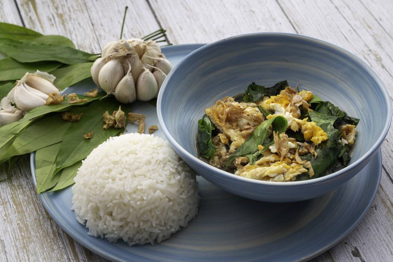 Daun melinjo tumis telur - Gambar ihsan Rim Talay