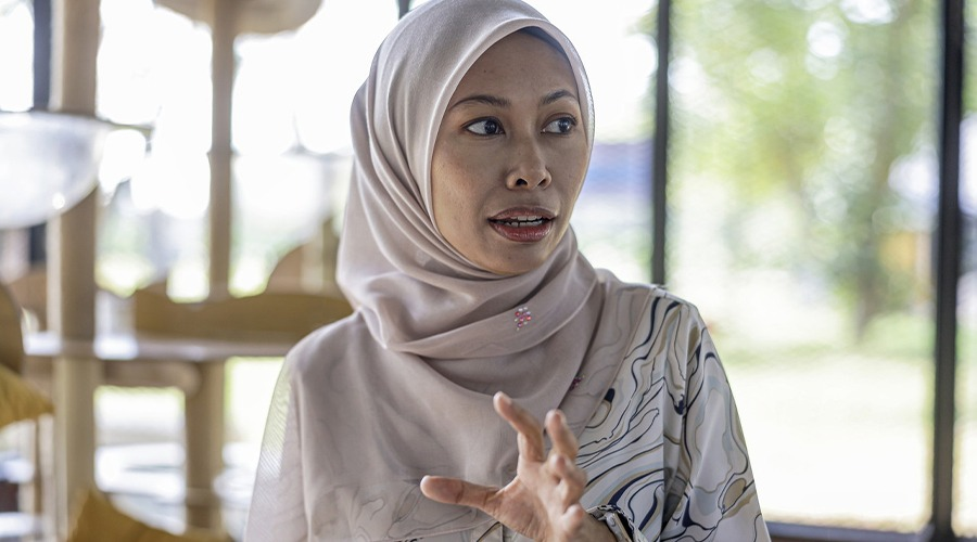 Pengarah Jabatan Landskap Majlis Perbandaran Sepang (MPSp), Arefah Rahim berkata, taman itu menggunakan pendekatan TNA, - tangkap, mandul dan adopsi - iaitu menyerahkan kucing yang telah dirawat dan dimandulkan kepada mereka yang berminat menjadikan si bulus terbabit haiwan kesayangan mereka. – gambar BERNAMA