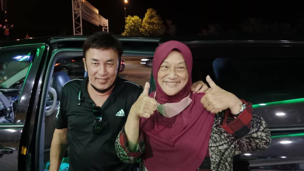 Rosnah bersama abangnya akan pulang ke Muar untuk bertemu ahli keluarga yang lain.