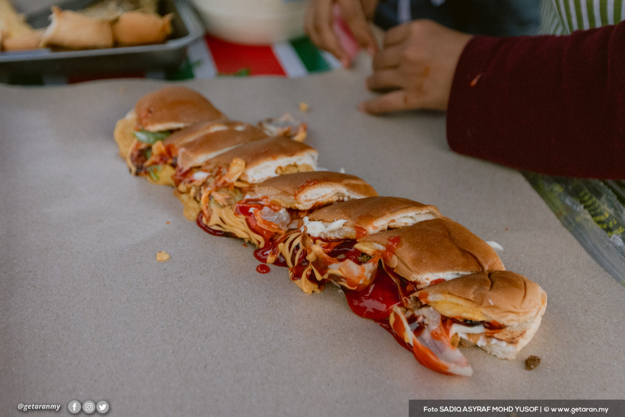 Hidangan `wajib' setiap kali berbuka, Roti John tetap menjadi perhatian ramai.