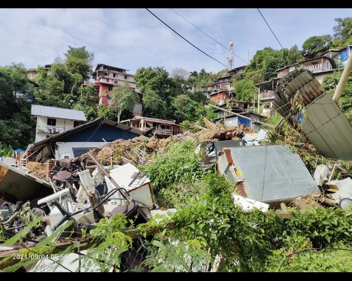 Keadaan stor penyimpanan ubat-ubatan milik KKM yang musnah dalam kejadian tanah runtuh di Kampung Kopungit, hari ini.