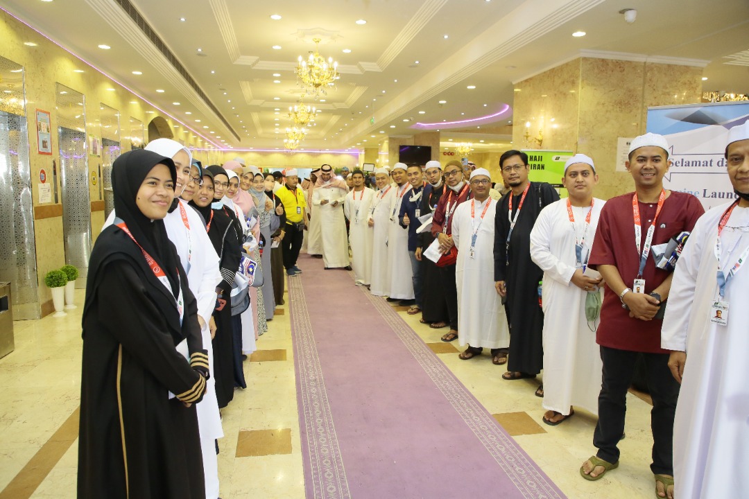 Individu yang menjadi sukarelawan program Sahabat Maktab dipilih berdasarkan kategori tertentu termasuk muda, bertenaga, sihat dan mempunyai kemahiran komunikasi yang baik - Gambar Bernama